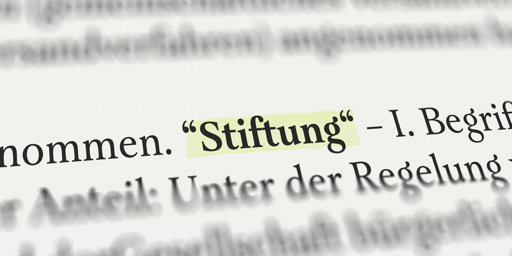 Das Wort Stiftung im Buch mit Textmarker markiert Gesine Adameck, Rechtsanwältin für Vereins-und-Stiftungsrecht